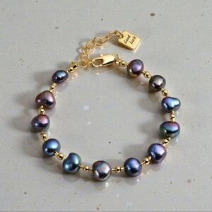 Cultured pearl bracelet; peacock blue pearls